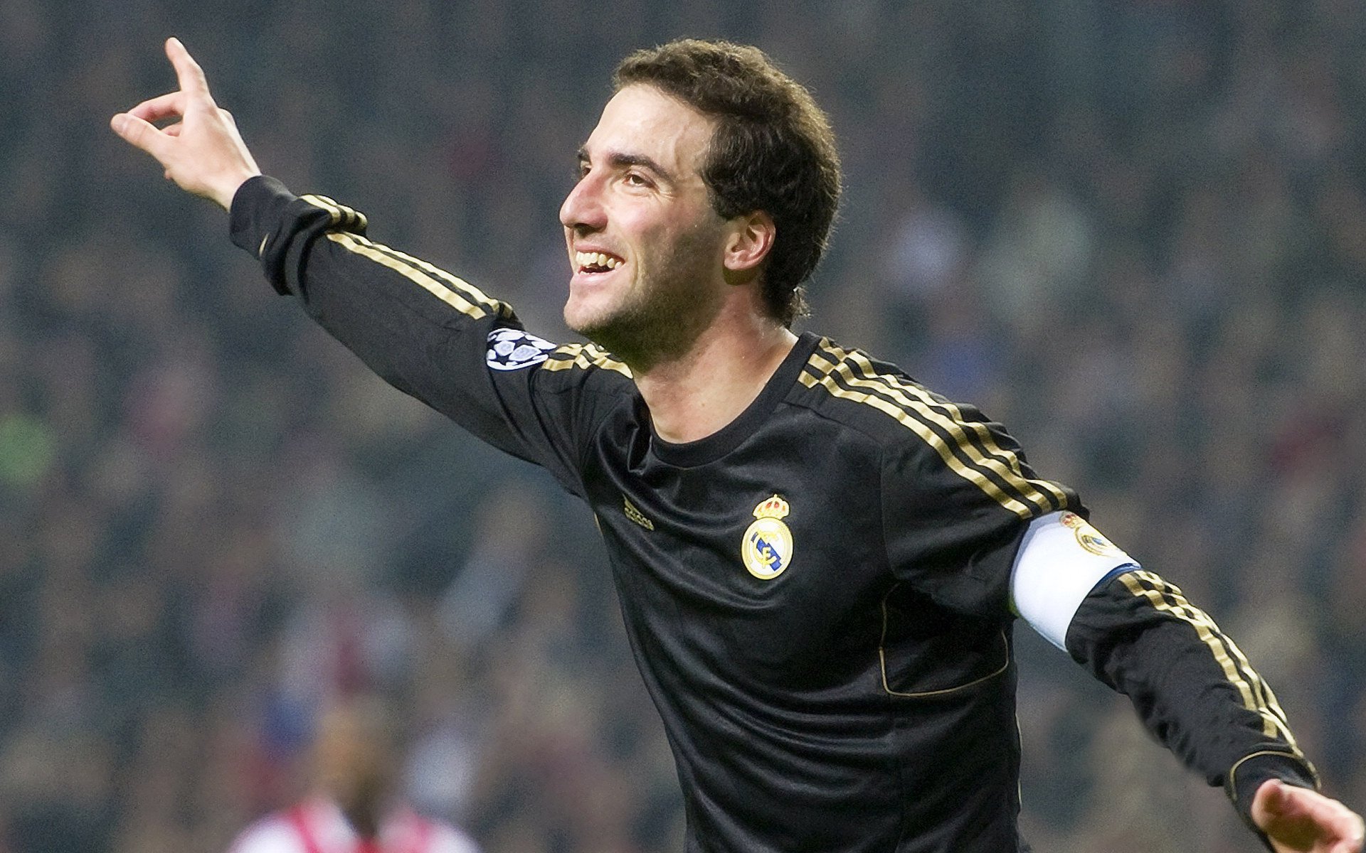 巴黎圣日尔曼豪掷千万引进德甲锋霸，巴黎圣日尔曼全队合照